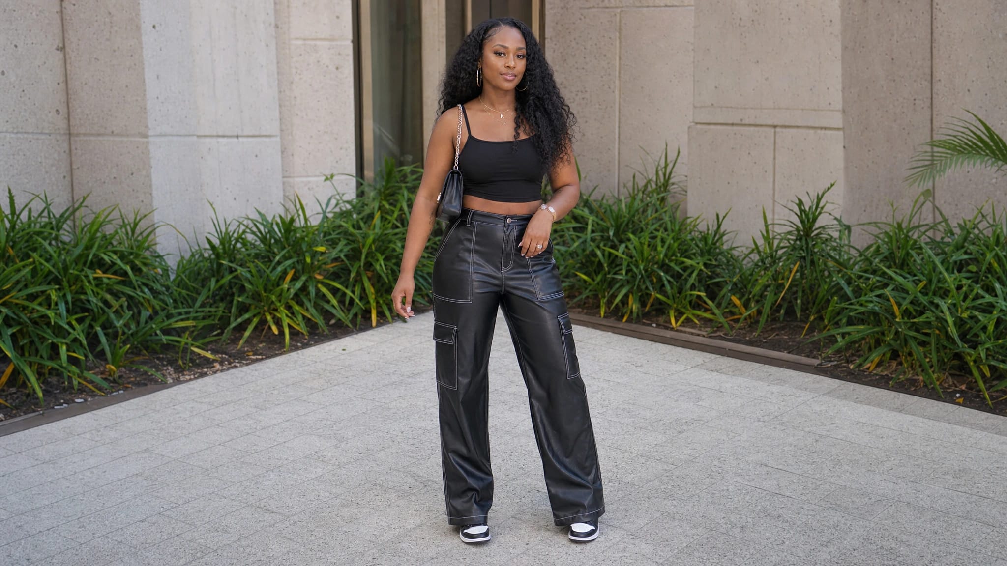 https://eleven-public-cdn.elevenlabs.io/payloadcms/op2okgko56r-black_woman.webp